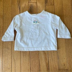 VINTAGE BABY Q WHITE EMBROIDERED FLOWER BOW ACCENT L/S TOP SIZE 3/6 MONTHS